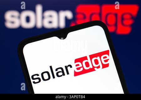 Dans cette illustration photo, le logo SolarEdge technologies est affiché sur l'écran d'un smartphone. Banque D'Images