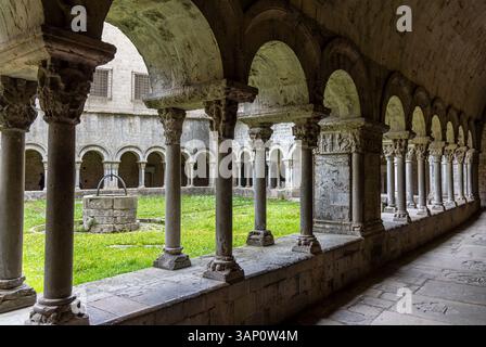 Claustro románico de la Catedral de Girona, uno de los más bellos de Cataluña, España Banque D'Images
