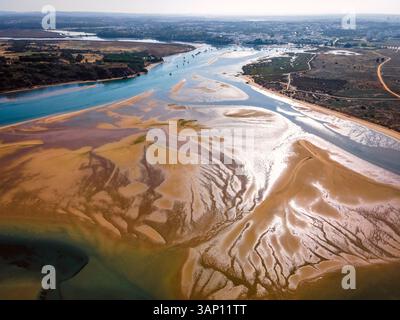 Vue aérienne du lagon à Ribeira de Odiaxere près de Praia de Alvor, Alvor, région de l'Algarve, Portugal. Banque D'Images