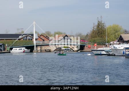 Canot canadien à deux places sur la rivière Bure approchant le pont Wroxham, Norfolk, parc national Broads Banque D'Images