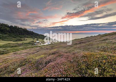 Coucher de soleil sur la baie d'Erretegia. Plage sur la côte basque française au Belvedere de Bidart. Végétation côtière naturelle. Biarritz, Golfe de Gascogne, France. Landscap Banque D'Images