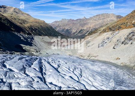 Vue aérienne du glacier morteratsch entouré de montagnes sereines et d'une vallée immaculée, Samedan, Suisse. Banque D'Images