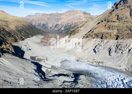 Vue aérienne du majestueux glacier Val Morteratsch entouré de montagnes escarpées dans un paysage hivernal serein, Samedan, Suisse. Banque D'Images