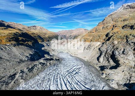 Vue aérienne du majestueux glacier Morteratsch entouré de belles montagnes et de la vallée sereine, Samedan, Suisse. Banque D'Images