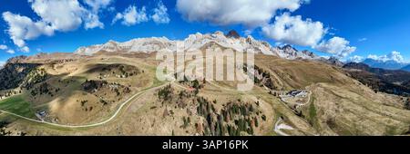 Vue aérienne de majestueux paysage montagneux avec vue panoramique sur les Dolomites et la route du col, Passo San Pellegrino, Moena, Italie. Banque D'Images