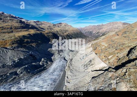 Vue aérienne du glacier Morteratsch dans un beau paysage hivernal avec des montagnes enneigées et une vallée sereine, Samedan, Suisse. Banque D'Images