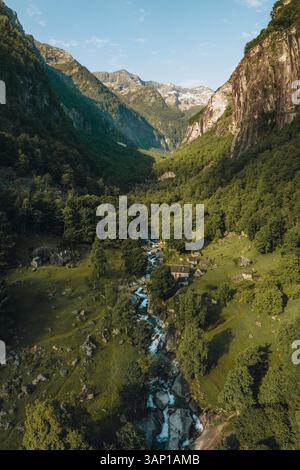 Vue aérienne par drone du petit village au-dessus de la cascade Foroglio à Valmaggia, Maggia, Suisse. Banque D'Images