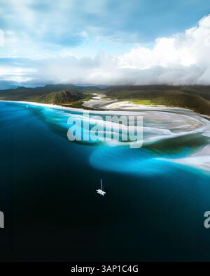 Vue aérienne de la plage de whitehaven avec eau turquoise et bateaux, whitsundays, australie. Banque D'Images