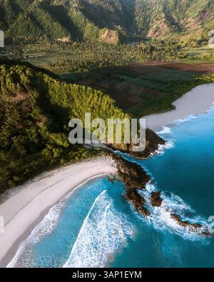 Vue aérienne d'un promontoire le long de la côte, Selong Belanak Beach, Lombok, Indonésie. Banque D'Images
