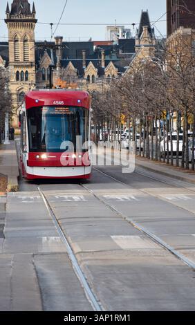 30 octobre 2022 - Toronto, Ontario, Canada : tramway rouge au centre-ville de Toronto sur l'avenue Spadina Banque D'Images