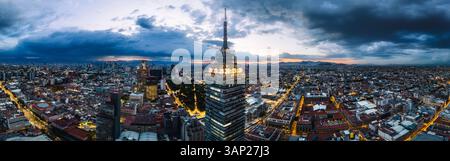 Vue panoramique aérienne par drone de Torre Latinoamericana dans le centre-ville de Mexico à l'heure bleue, Mexique. Banque D'Images