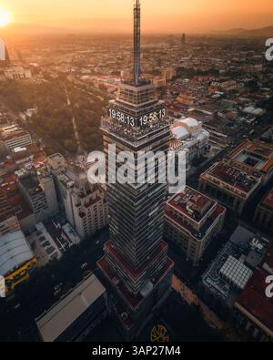 Vue aérienne par drone de Torre Latinoamericana dans le centre-ville de Mexico au coucher du soleil, Mexique. Banque D'Images