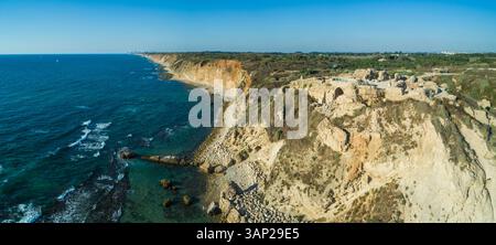 Vue aérienne du fort Apollonia et de la côte méditerranéenne, Herzliya, District central, Israël. Banque D'Images
