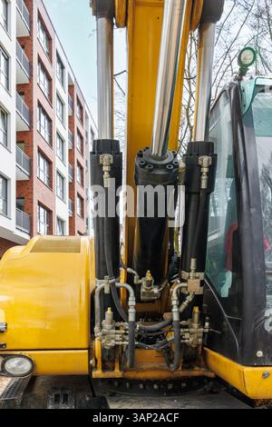 Mécanismes hydrauliques d'une pelle de construction lourde, gros plan. Flexibles hydrauliques. Pistons pneumatiques. Photo de haute qualité Banque D'Images