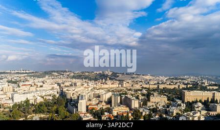 Vue aérienne de la ville de Jérusalem et de la vieille ville de Jérusalem avec le Dôme doré du Rocher, Jérusalem, Israël. Banque D'Images