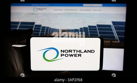 Stuttgart, Allemagne - 12-04-2024 : personne tenant un téléphone cellulaire avec le logo de la compagnie canadienne d'énergie Northland Power Inc. à l'écran Banque D'Images