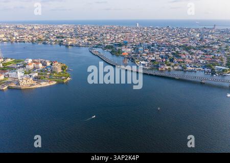 Vue aérienne du pont de liaison Lagos Lekki Ikoyi montrant des parties de Lekki et de Banana Island, Nigeria. Banque D'Images