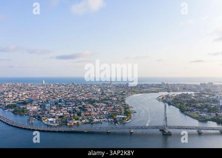 Vue aérienne du pont de liaison Lagos Lekki Ikoyi montrant des parties de Lekki et Ikoyi, Nigeria. Banque D'Images
