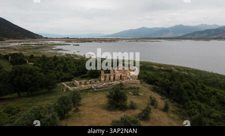 Vue aérienne de la basilique de Saint Achille entourée d'un lac serein et de ruines antiques, Agios Achille, Grèce. Banque D'Images