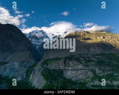 Vue aérienne du paysage de la chaîne de montagnes, Ulter Peak, Gilgit Baltistan, Pakistan. Banque D'Images