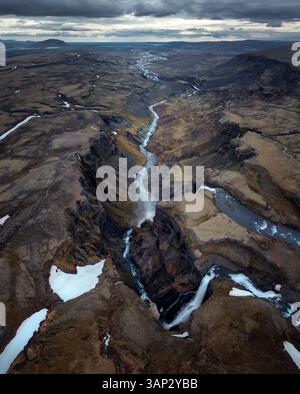 Vue aérienne de la cascade Haifoss et de la rivière dans la région sud, Islande. Banque D'Images