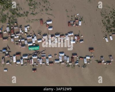 Vue aérienne du village touché par les inondations avec des maisons et des bateaux submergés, Jatrapur, Kurigram, Bangladesh. Banque D'Images