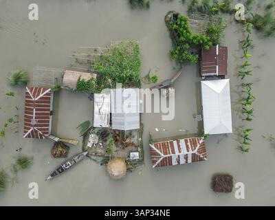 Vue aérienne du village touché par les inondations avec des maisons et des bateaux au milieu des eaux de crue, Jatrapur, Kurigram, Bangladesh. Banque D'Images