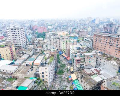 Vue aérienne d'un paysage urbain pollué avec des bâtiments denses et un canal, Aganagar, Keraniganj, Dhaka, Bangladesh. Banque D'Images