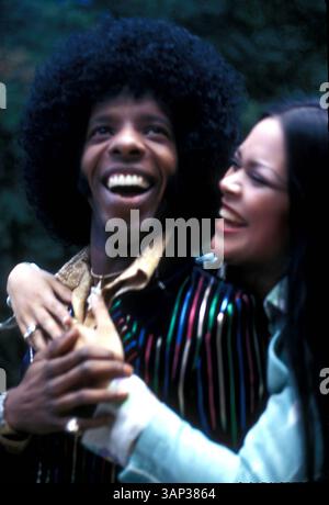 1976 : SLY STONE et sa femme, KATHY. (Crédit image : © Globe photos via ZUMA Press Wire) Banque D'Images