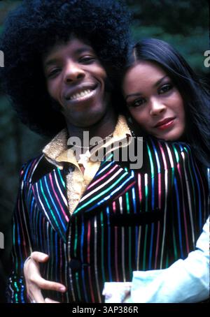1976 : SLY STONE et sa femme, KATHY. (Crédit image : © Globe photos via ZUMA Press Wire) Banque D'Images