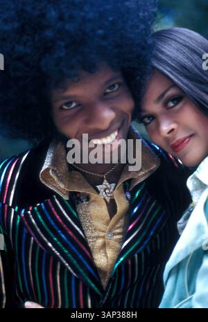 1976 : SLY STONE et sa femme, KATHY. (Crédit image : © Globe photos via ZUMA Press Wire) Banque D'Images