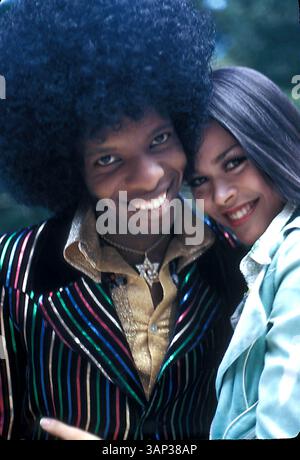 1976 : SLY STONE et sa femme, KATHY. (Crédit image : © Globe photos via ZUMA Press Wire) Banque D'Images