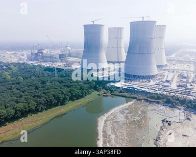 Vue aérienne de la centrale nucléaire de Rooppur avec tours de refroidissement et infrastructure moderne, Ishwardi, Pabna, Bangladesh. Banque D'Images