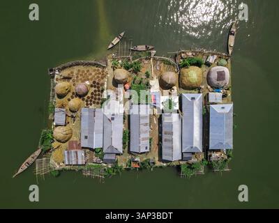 Vue aérienne de maisons touchées par les inondations et d'un village dans la région de Hor, Kishoreganj, Bangladesh. Banque D'Images