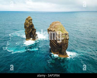 Vue aérienne des formations rocheuses d'Ilhéu dos Mosteiros sculptées par la nature au large de la côte de l'île de Sao Miguel, Açores, Portugal. Banque D'Images