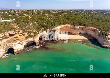 Vue aérienne de la plage de Praia da Corredoura le long des falaises et des grottes sur la côte de Lagoa, Algarve, Portugal. Banque D'Images