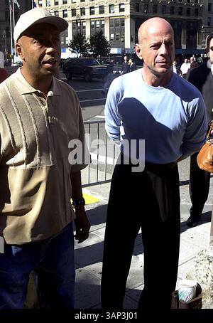 2002 NYC, NY : PARTICIPANTS BRUCE WILLIS ET RUSSELL SIMMONS. L'alliance exige que le gouverneur George Pataki règle le procès de l'école ''dites que les actions parlent plus fort que les mots ; l'éducation de 8e année n'est pas suffisante'' sur les marches de la Cour suprême de l'État de New York. (Crédit image : © Globe photos/ZUMA Wire) Banque D'Images