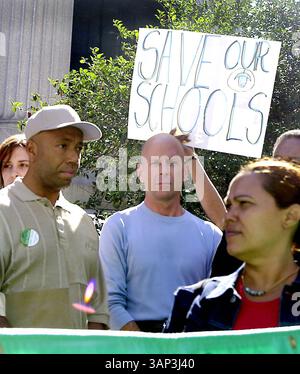2002 NYC, NY : PARTICIPANTS BRUCE WILLIS ET RUSSELL SIMMONS. L'alliance exige que le gouverneur George Pataki règle le procès de l'école ''dites que les actions parlent plus fort que les mots ; l'éducation de 8e année n'est pas suffisante'' sur les marches de la Cour suprême de l'État de New York. (Crédit image : © Globe photos/ZUMA Wire) Banque D'Images
