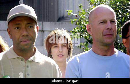 2002 NYC, NY : PARTICIPANTS BRUCE WILLIS ET RUSSELL SIMMONS. L'alliance exige que le gouverneur George Pataki règle le procès de l'école ''dites que les actions parlent plus fort que les mots ; l'éducation de 8e année n'est pas suffisante'' sur les marches de la Cour suprême de l'État de New York. (Crédit image : © Globe photos/ZUMA Wire) Banque D'Images