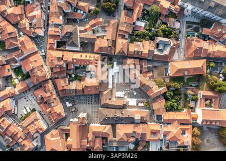 Vue aérienne de la place centrale Praca de Sao Tiago à Guimaraes, Portugal. Banque D'Images