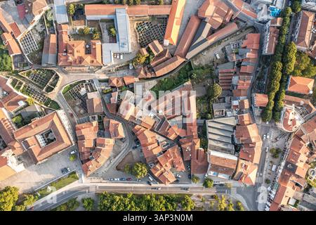 Vue aérienne de la vieille ville emblématique de Guimaraes avec antigo casal dos pelames, Portugal. Banque D'Images
