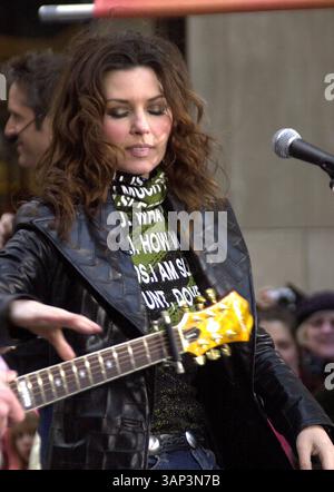 JANVIER 1, 2011 - K27532JKRON SD11/26/02.SHANIA TWAIN SE PRODUIT À LA SÉRIE DE CONCERTS POST-ÉTÉ DE NBC AU ROCKEFELLER CENTER,.NYC..SHANIA TWAIN. JOHN KRONDES/(crédit image : © Globe photos/ZUMAPRESS.com) Banque D'Images