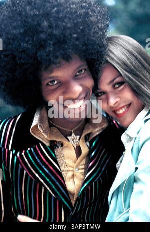 1976 : SLY STONE et sa femme, KATHY. (Crédit image : © Globe photos via ZUMA Press Wire) Banque D'Images