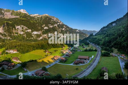 Vue aérienne du village pittoresque niché dans les Alpes bernoises, Blausee-Mitholz, Suisse. Banque D'Images