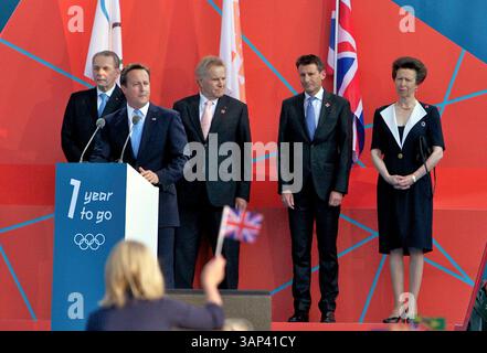 27 juillet 2011 - Londres, Angleterre, Royaume-Uni - le premier ministre britannique DAVID CAMERON s'adresse à la foule lors de la célébration d'un an du compte à rebours des Jeux Olympiques à Trafalgar Square (crédit image : © tue Nam ton/ZUMAPRESS.com) Banque D'Images