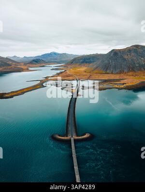 Vue aérienne par drone du Viking Bridge, pont en forme d'épée sur la péninsule de Snaefellsnes, dans l'ouest de l'Islande. Banque D'Images