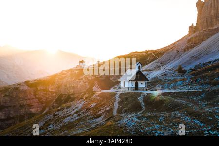 Vue aérienne par drone d'une église italienne à Drei Zinnen pendant le coucher du soleil, Tre Cime di Lavaredo, les Dolomites, Italie. Banque D'Images