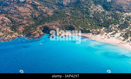 Vue aérienne drone d'un voilier devant la plage de l'Ostriconi, plage méditerranéenne en été, île de Corse, France. Banque D'Images