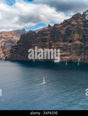 Vue aérienne drone du voilier devant Los Gigantes, Puerto de Santiago, île de Tenerife, Espagne Banque D'Images
