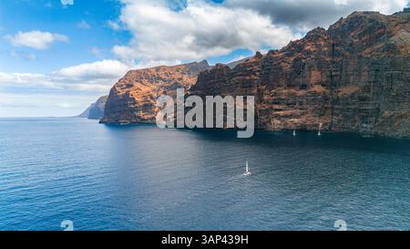 Vue aérienne drone du voilier devant Los Gigantes, Puerto de Santiago, île de Tenerife, Espagne Banque D'Images